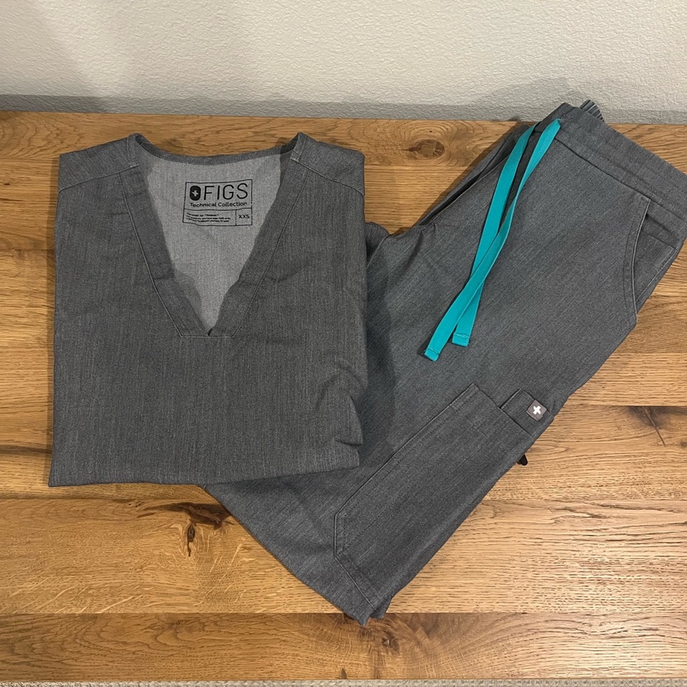 Figs women’s Casma and Yola set in graphite